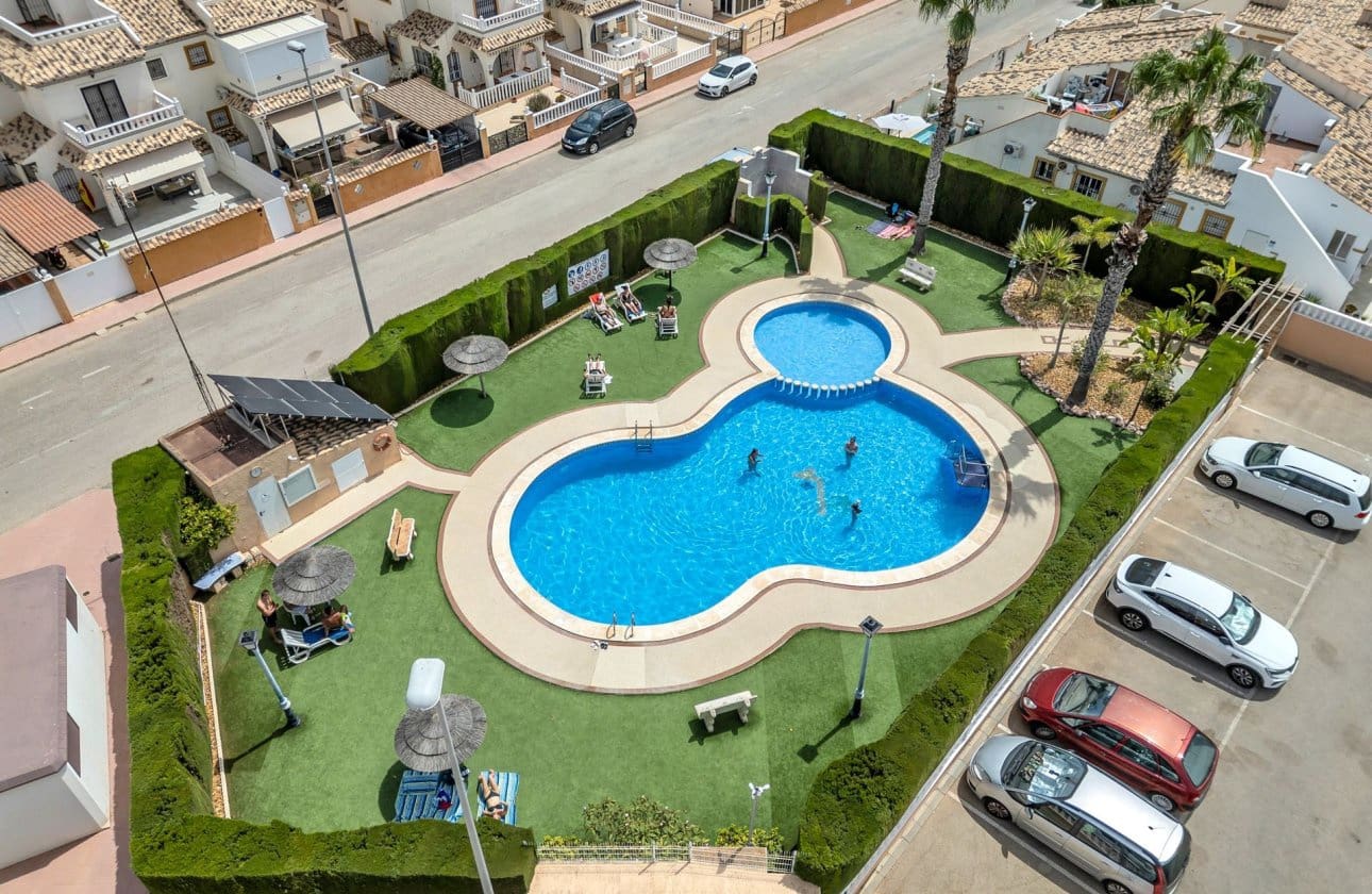 Apartamento de 2 habitaciones en Cabo Roig en venta con piscina garaje - 230.000 € (Ref: 10043378)