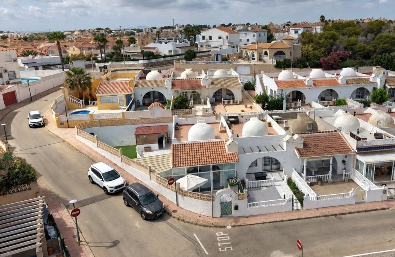 2 bedroom Bungalow for sale in Villamartin - € 209,950 (Ref: 10054822)