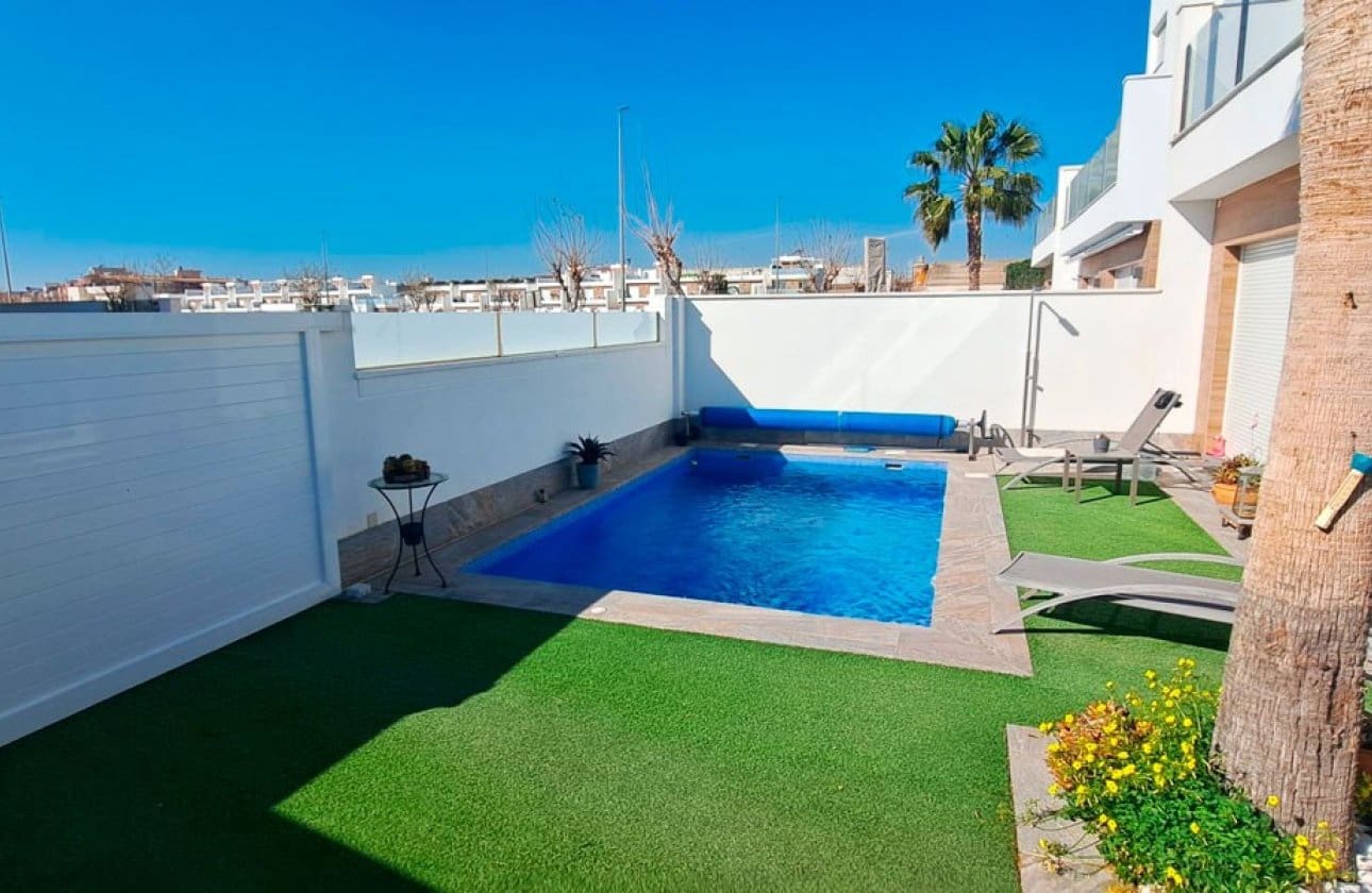3 bedroom Villa for sale in Pilar de la Horadada with pool - € 450,000 (Ref: 10075567)