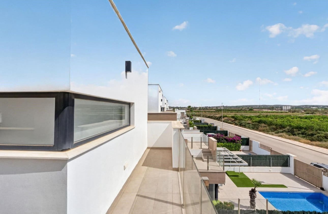 3 soverom Villa til salgs i Guardamar del Segura med svømmebasseng garasje - € 450 000 (Ref: 10089998)