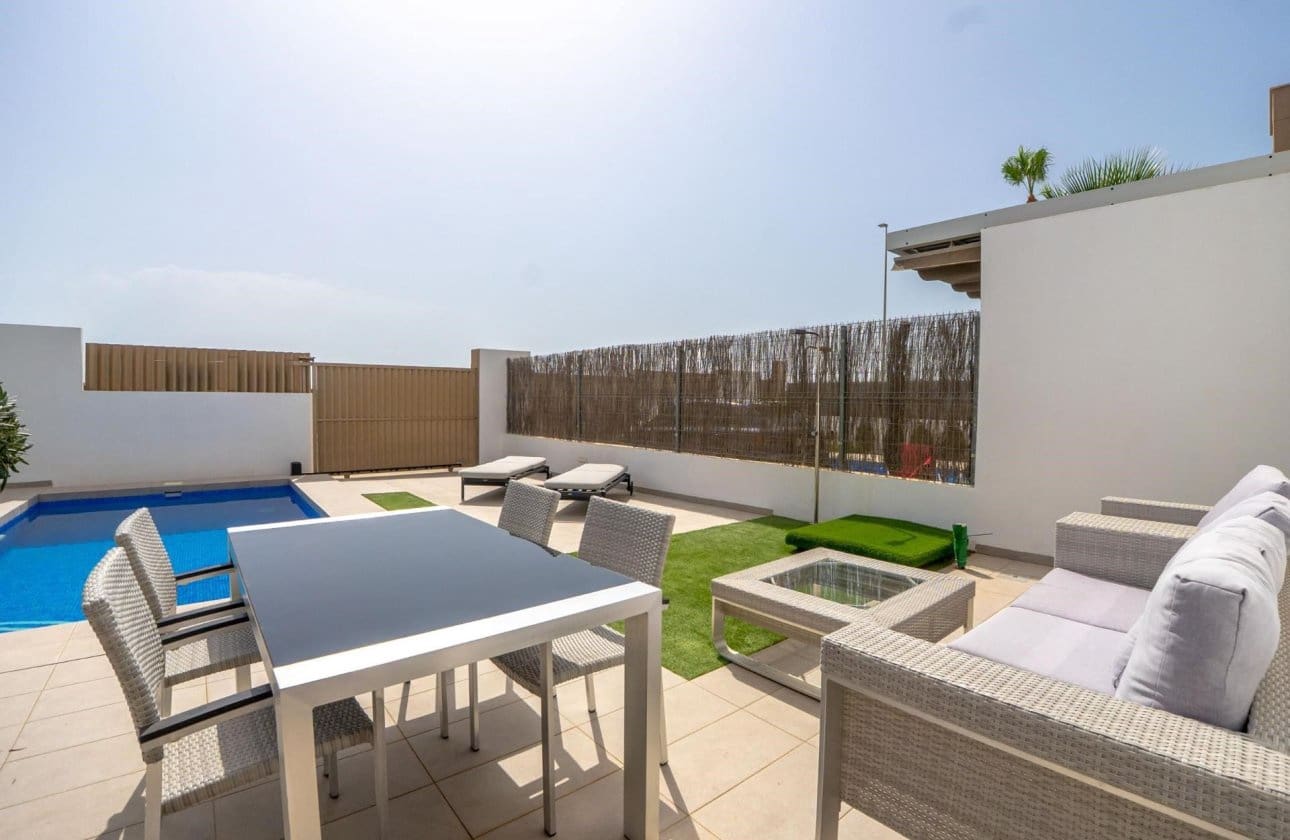 3 soverom Villa til salgs i Guardamar del Segura med svømmebasseng garasje - € 450 000 (Ref: 10089998)