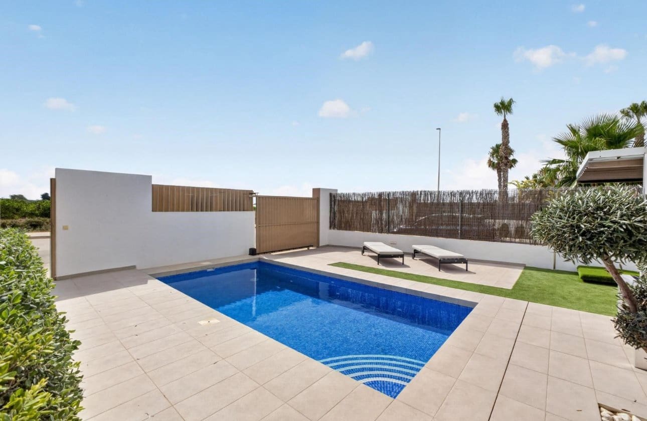 3 soverom Villa til salgs i Guardamar del Segura med svømmebasseng garasje - € 450 000 (Ref: 10089998)
