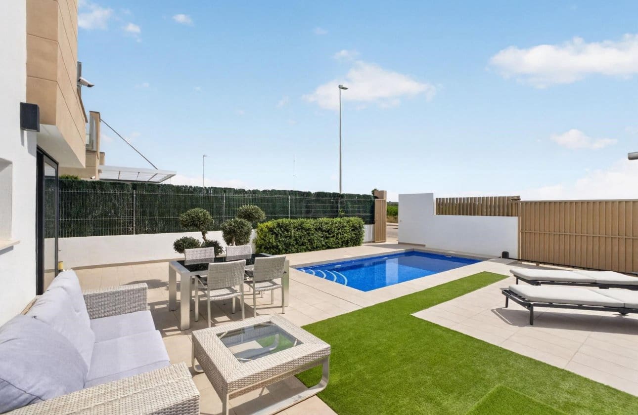 3 soverom Villa til salgs i Guardamar del Segura med svømmebasseng garasje - € 450 000 (Ref: 10089998)