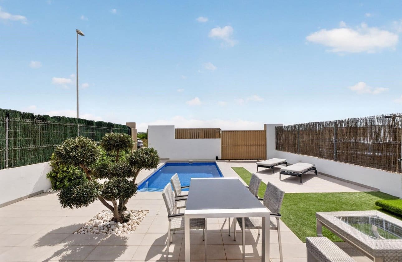3 soverom Villa til salgs i Guardamar del Segura med svømmebasseng garasje - € 450 000 (Ref: 10089998)