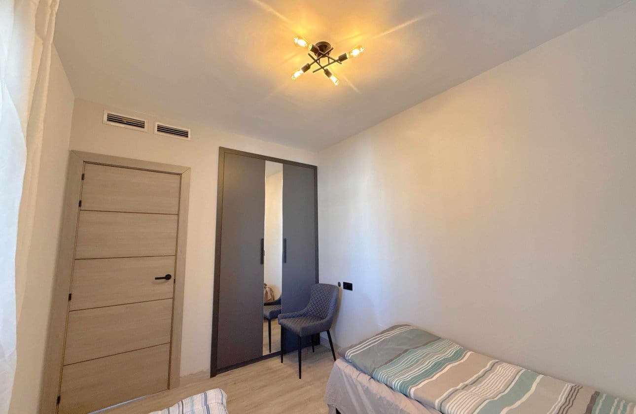 2 Zimmer Apartment zu verkaufen in Cabo Roig mit Pool - 249.950 € (Ref: 10090001)