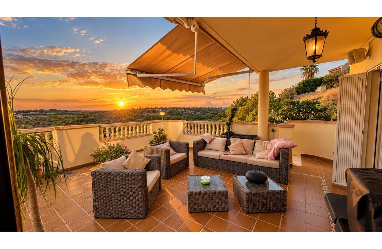 5 bedroom Villa for sale in Dehesa de Campoamor with pool garage - € 635,000 (Ref: 10106465)