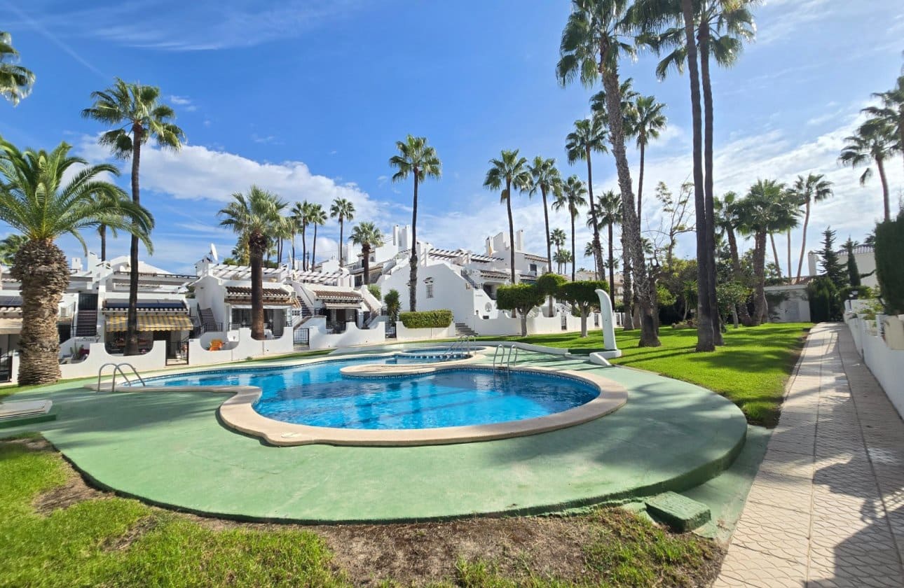 Casa de 2 habitaciones en Orihuela Costa en venta con piscina - 210.000 € (Ref: 10129334)