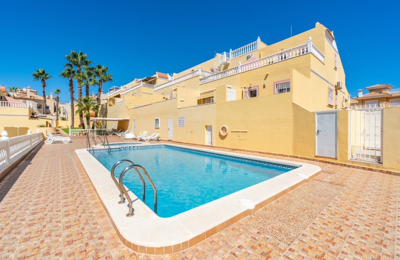 2 soveværelse Byhus til salg i Filipinas med swimmingpool garage - € 229.800 (Ref: 10142657)
