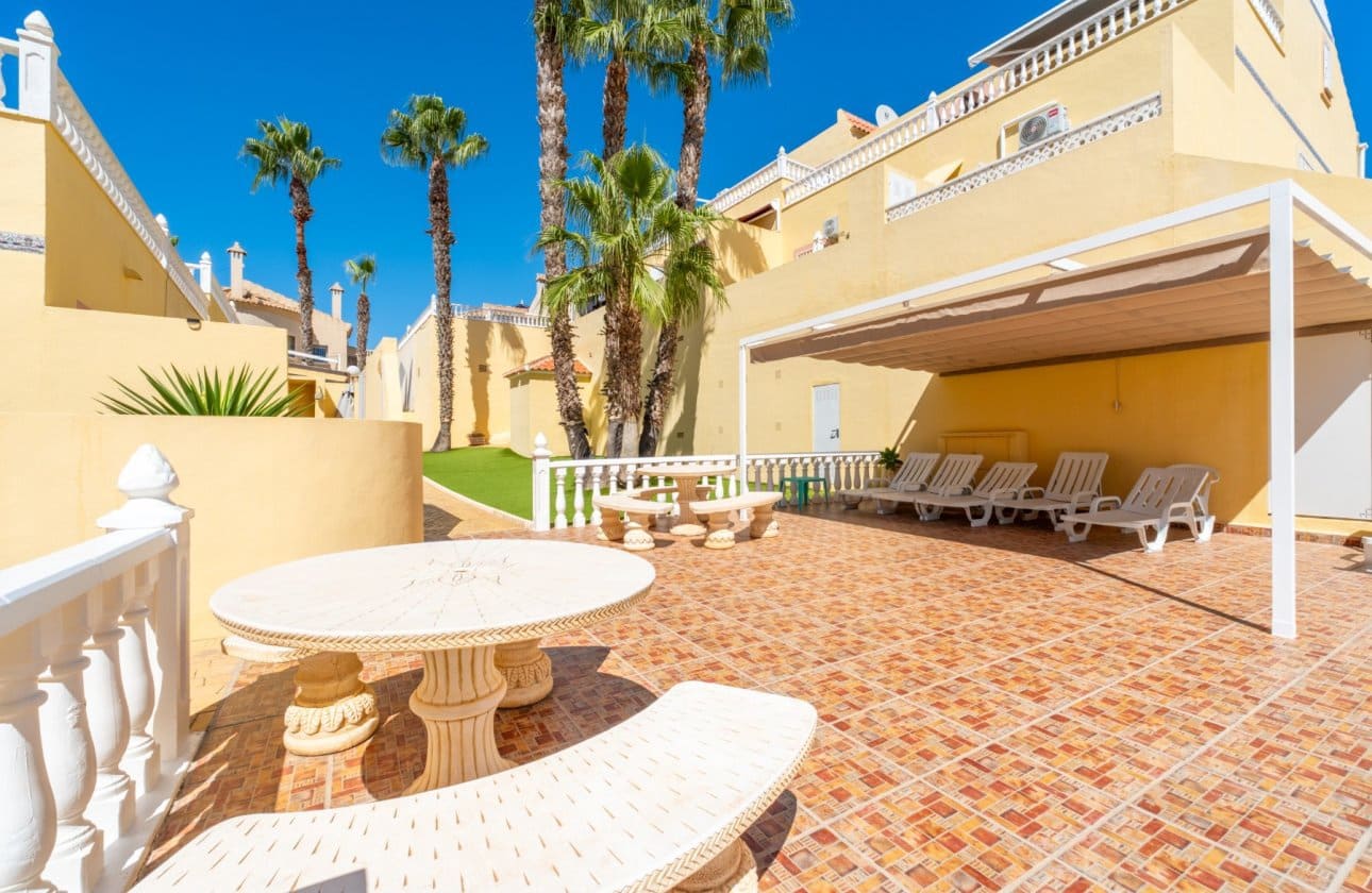 2 soveværelse Byhus til salg i Filipinas med swimmingpool garage - € 229.800 (Ref: 10142657)