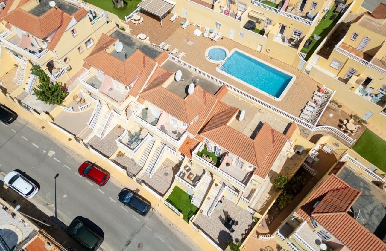 2 soveværelse Byhus til salg i Filipinas med swimmingpool garage - € 229.800 (Ref: 10142657)