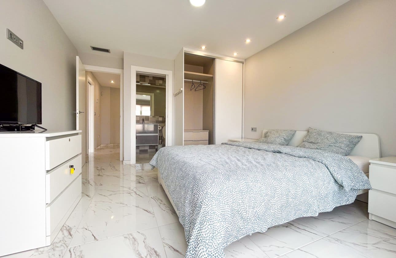 Chalet de 3 habitaciones en Villamartin en venta con piscina - 379.995 € (Ref: 10142660)