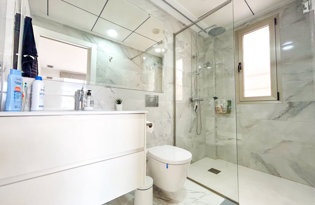 Chalet de 3 habitaciones en Villamartin en venta con piscina - 379.995 € (Ref: 10142660)