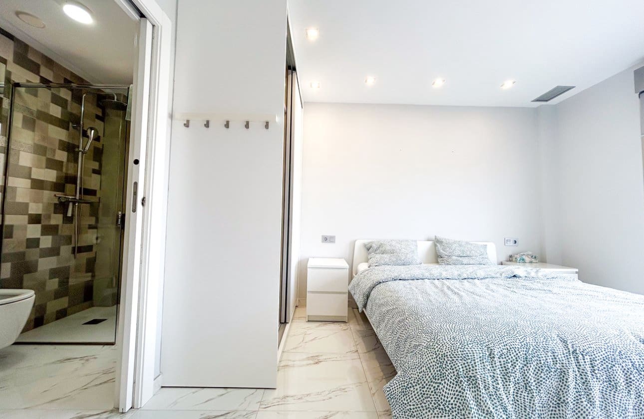 Chalet de 3 habitaciones en Villamartin en venta con piscina - 379.995 € (Ref: 10142660)