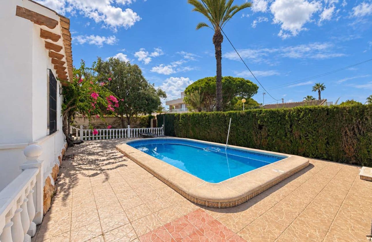 4 bedroom Villa for sale in Cabo Roig with pool garage - € 749,950 (Ref: 10154909)