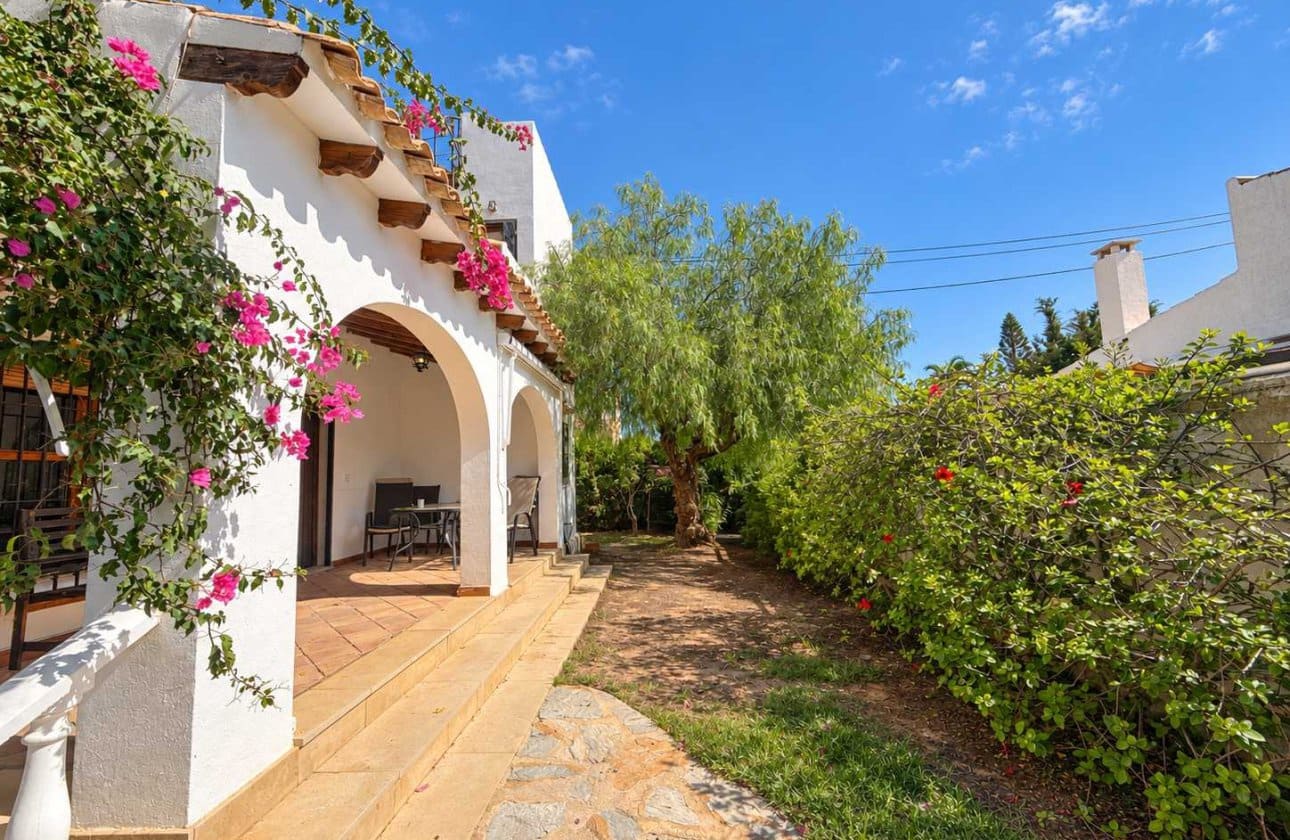 4 bedroom Villa for sale in Cabo Roig with pool garage - € 749,950 (Ref: 10154909)