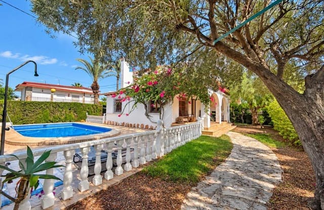 4 bedroom Villa for sale in Cabo Roig, Orihuela with pool garage - € 749,950 (Ref: 10154909)