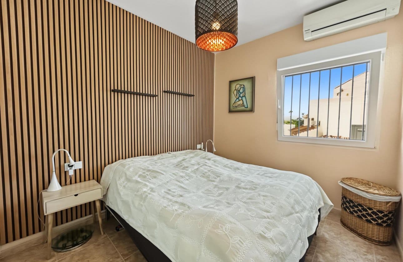 Bungalow de 2 habitaciones en Orihuela Costa en venta con piscina - 193.900 € (Ref: 10159749)