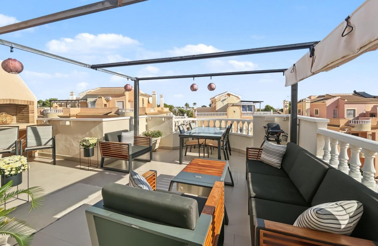 Bungalow de 2 habitaciones en Orihuela Costa en venta con piscina - 193.900 € (Ref: 10159749)