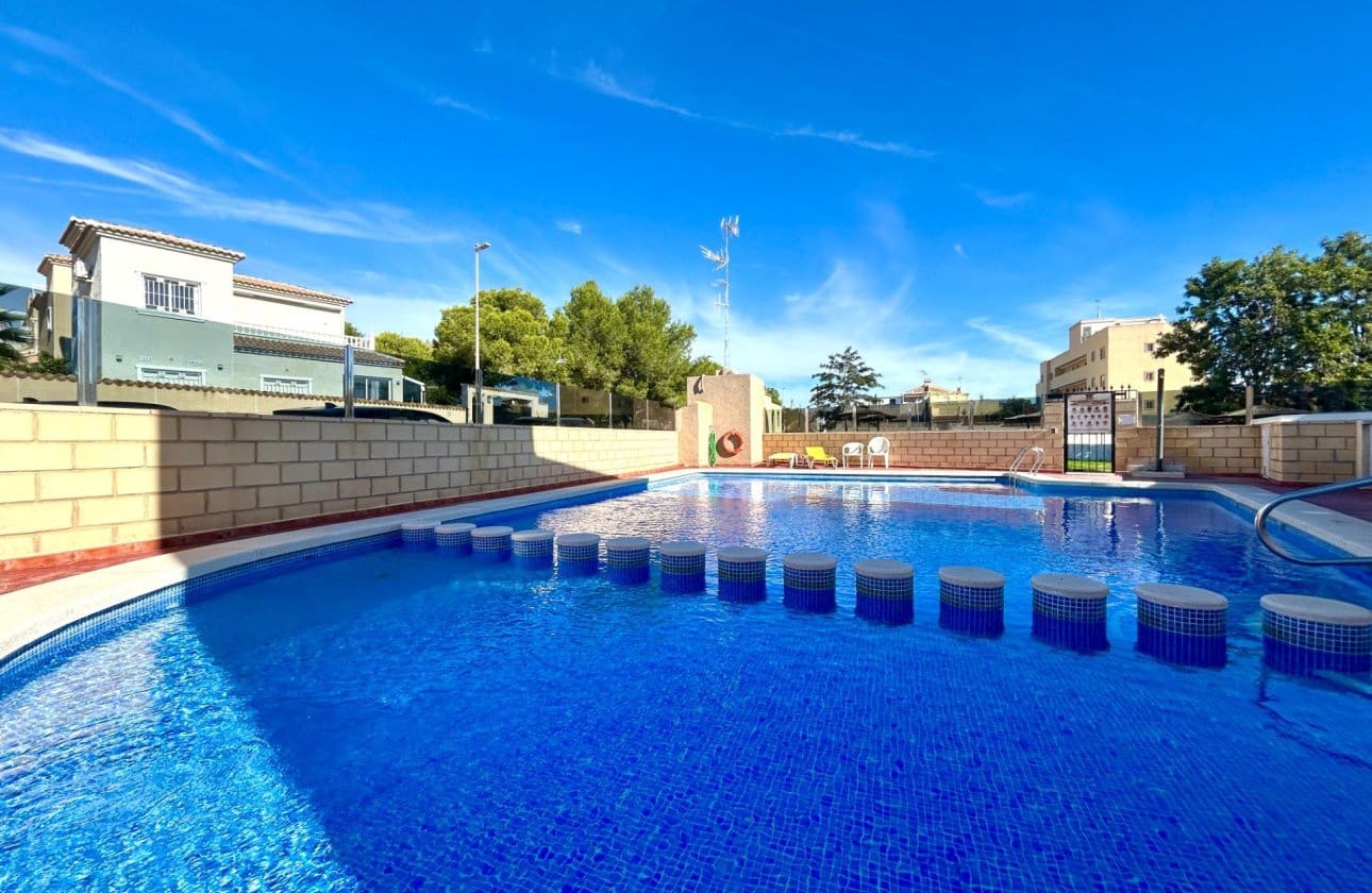 Bungalow de 2 habitaciones en Orihuela Costa en venta con piscina - 193.900 € (Ref: 10159749)