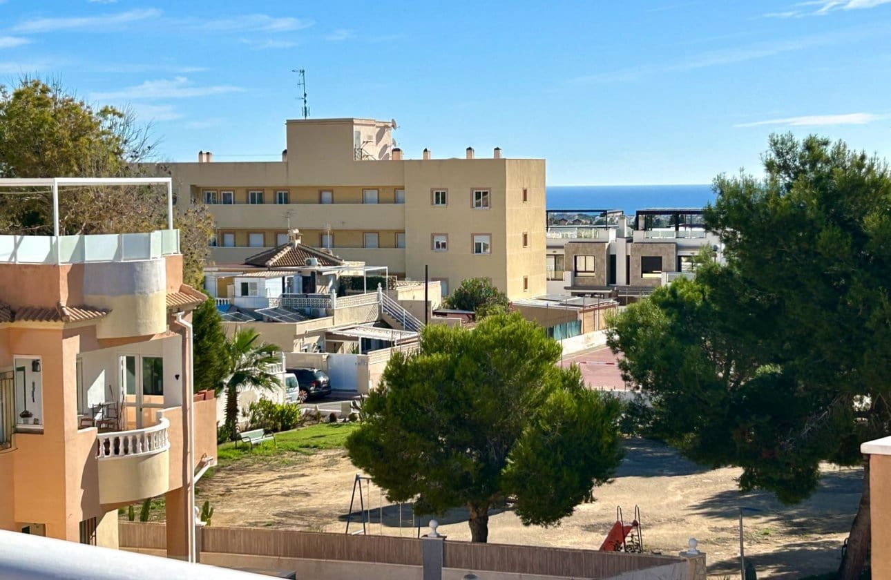 Bungalow de 2 habitaciones en Orihuela Costa en venta con piscina - 193.900 € (Ref: 10159749)