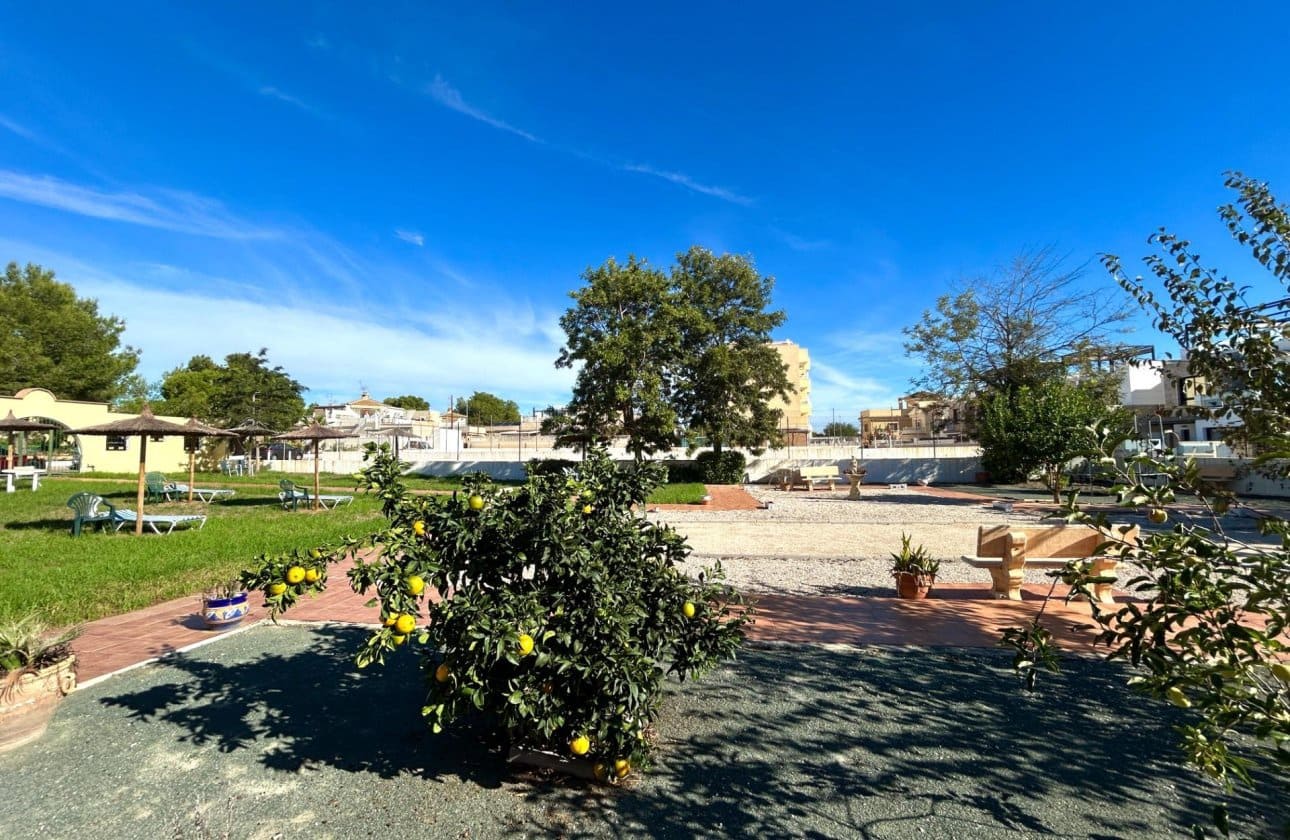 Bungalow de 2 habitaciones en Orihuela Costa en venta con piscina - 193.900 € (Ref: 10159749)