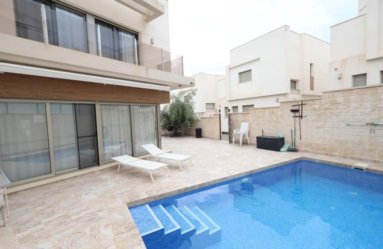 3 slaapkamer Villa te koop in Orihuela Costa met zwembad - € 450.000 (Ref: 10159750)