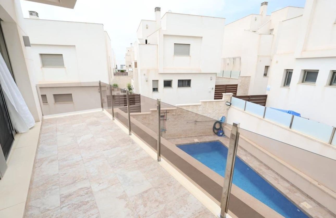 3 slaapkamer Villa te koop in Orihuela Costa met zwembad - € 450.000 (Ref: 10159750)