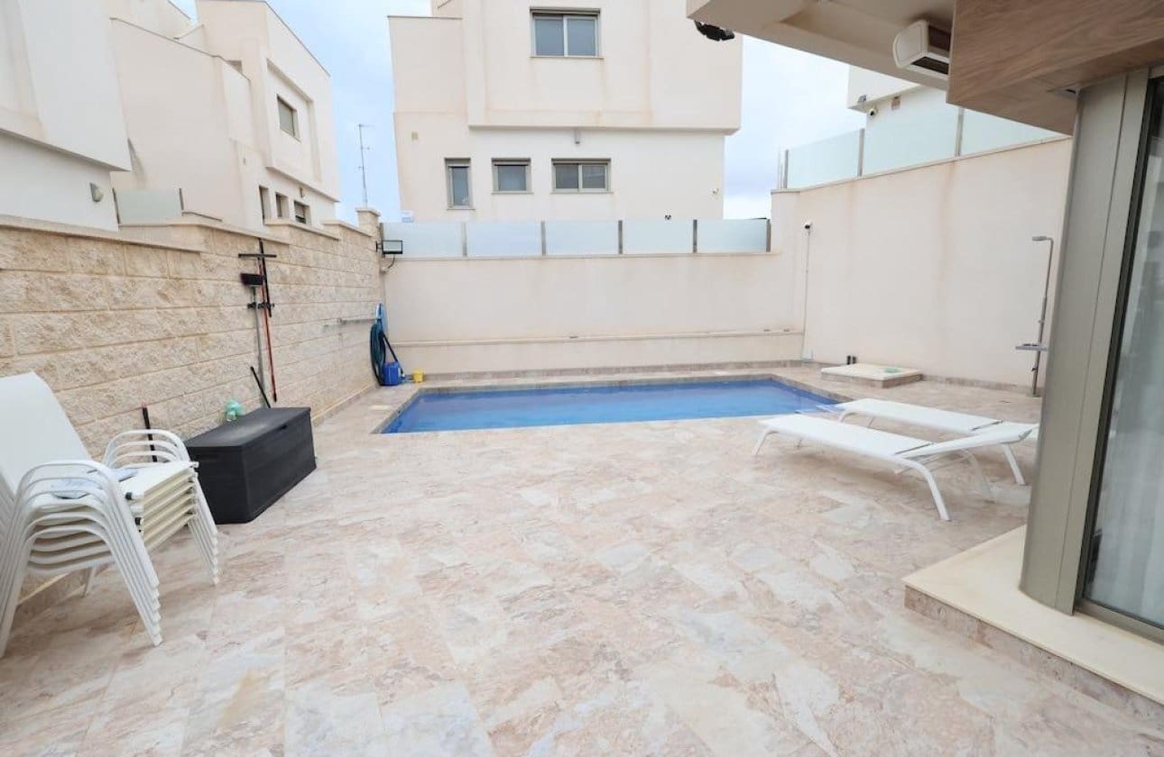 3 slaapkamer Villa te koop in Orihuela Costa met zwembad - € 450.000 (Ref: 10159750)