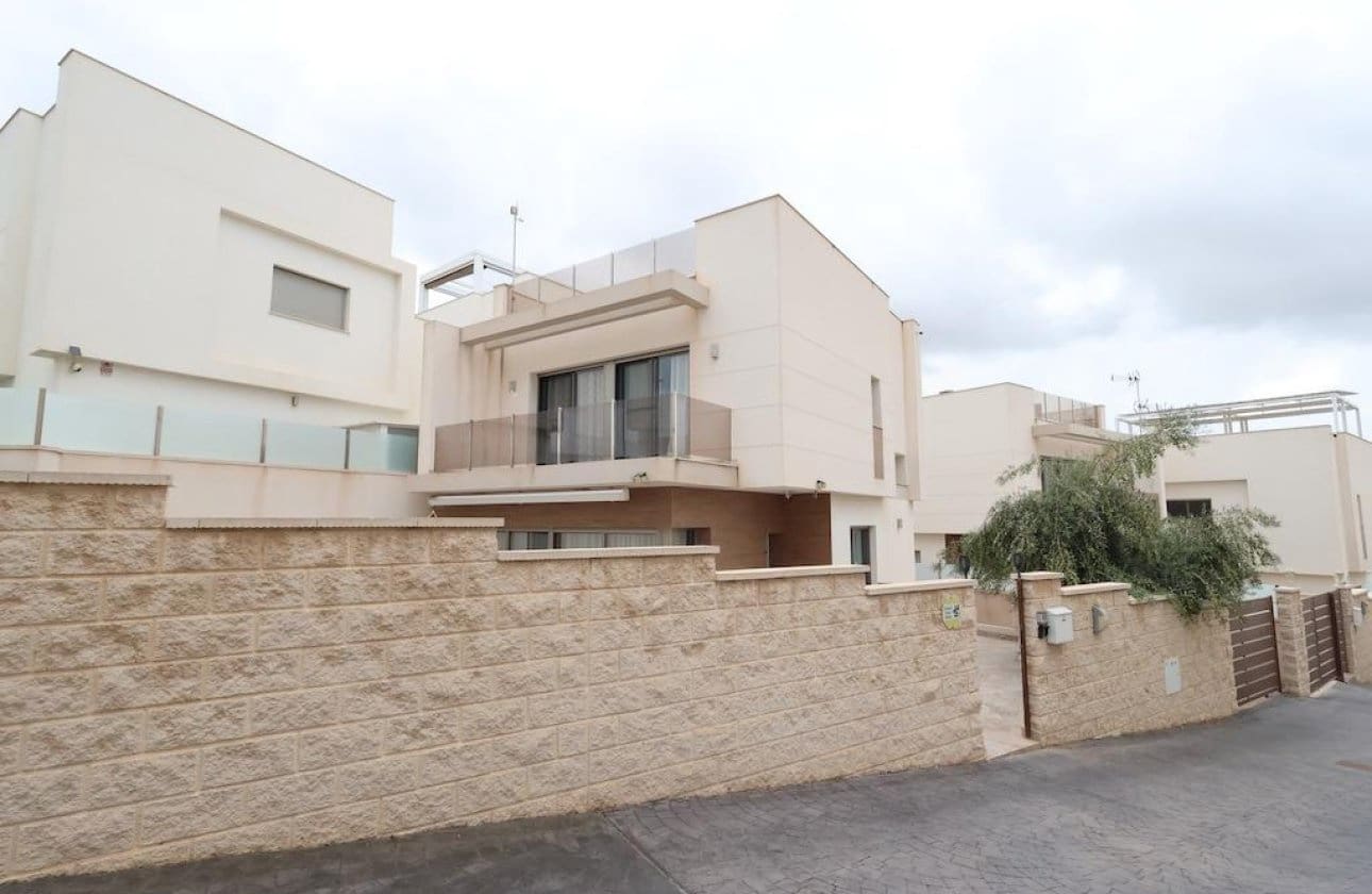 3 slaapkamer Villa te koop in Orihuela Costa met zwembad - € 450.000 (Ref: 10159750)