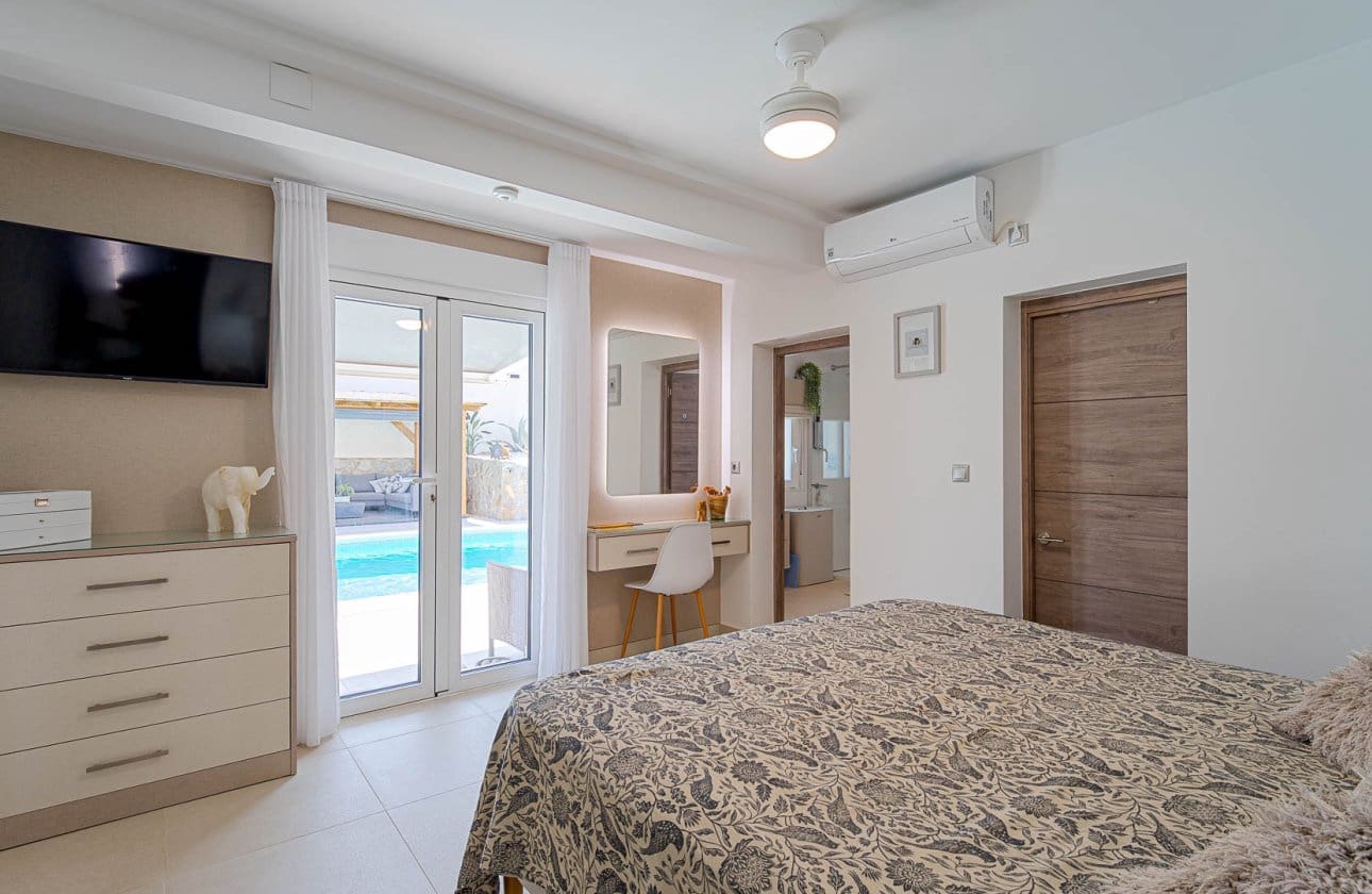 3 bedroom Villa for sale in Villamartin with pool - € 770,000 (Ref: 10164702)