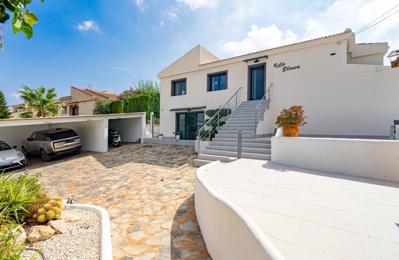 3 bedroom Villa for sale in Villamartin with pool - € 770,000 (Ref: 10164702)