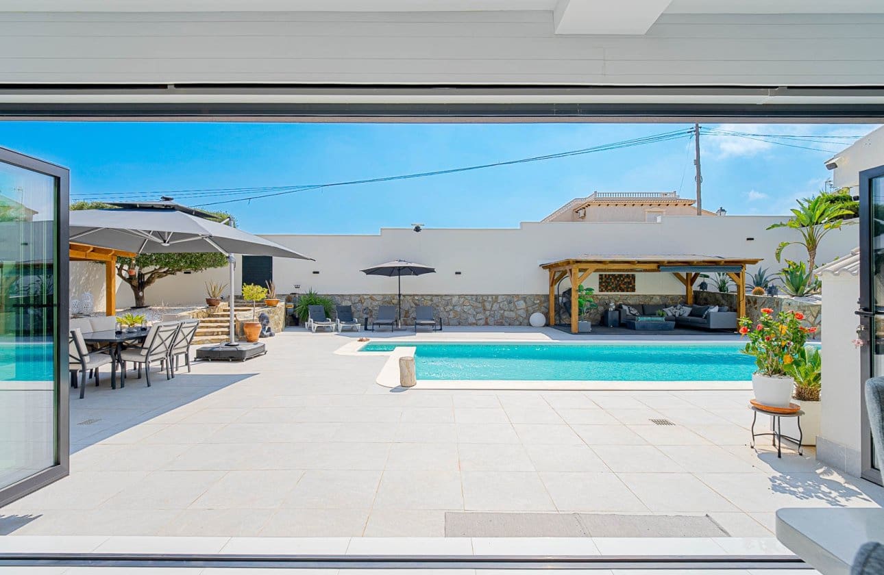 3 bedroom Villa for sale in Villamartin with pool - € 770,000 (Ref: 10164702)