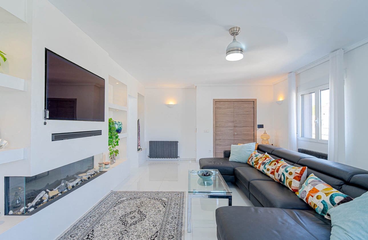 3 bedroom Villa for sale in Villamartin with pool - € 770,000 (Ref: 10164702)