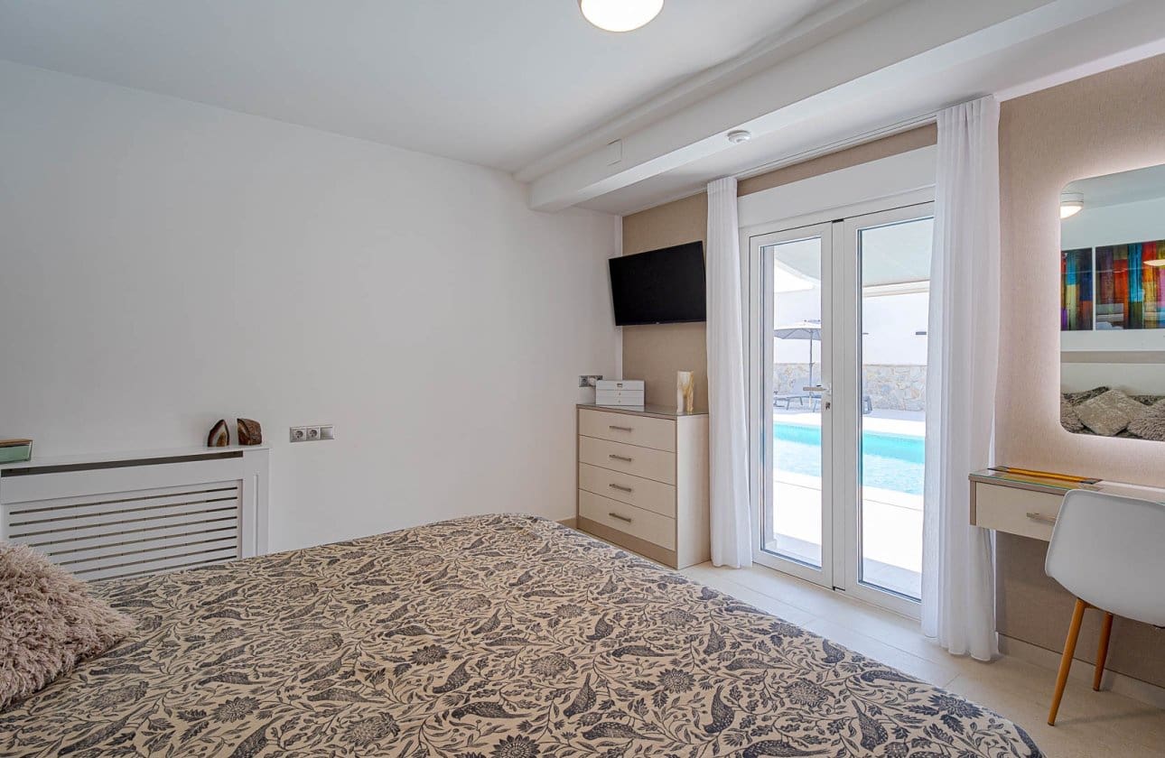 3 bedroom Villa for sale in Villamartin with pool - € 770,000 (Ref: 10164702)