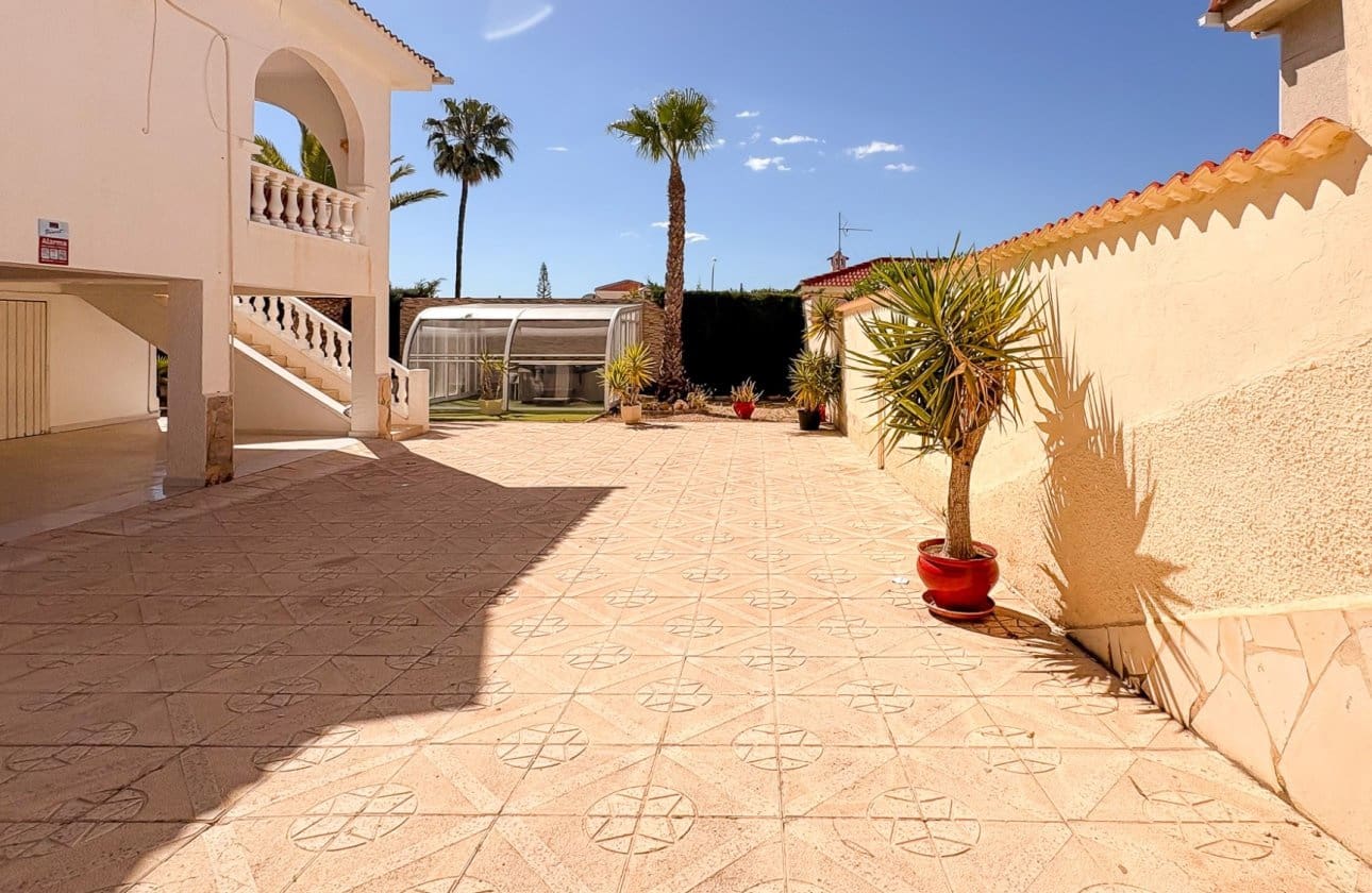4 bedroom Villa for sale in Ciudad Quesada with pool - € 695,000 (Ref: 10171095)