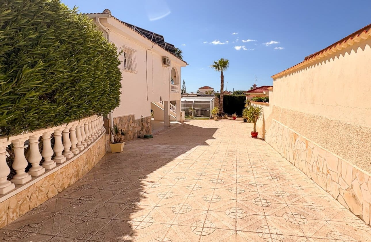 4 bedroom Villa for sale in Ciudad Quesada with pool - € 695,000 (Ref: 10171095)