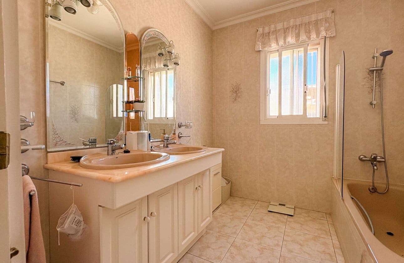 4 bedroom Villa for sale in Ciudad Quesada with pool - € 695,000 (Ref: 10171095)