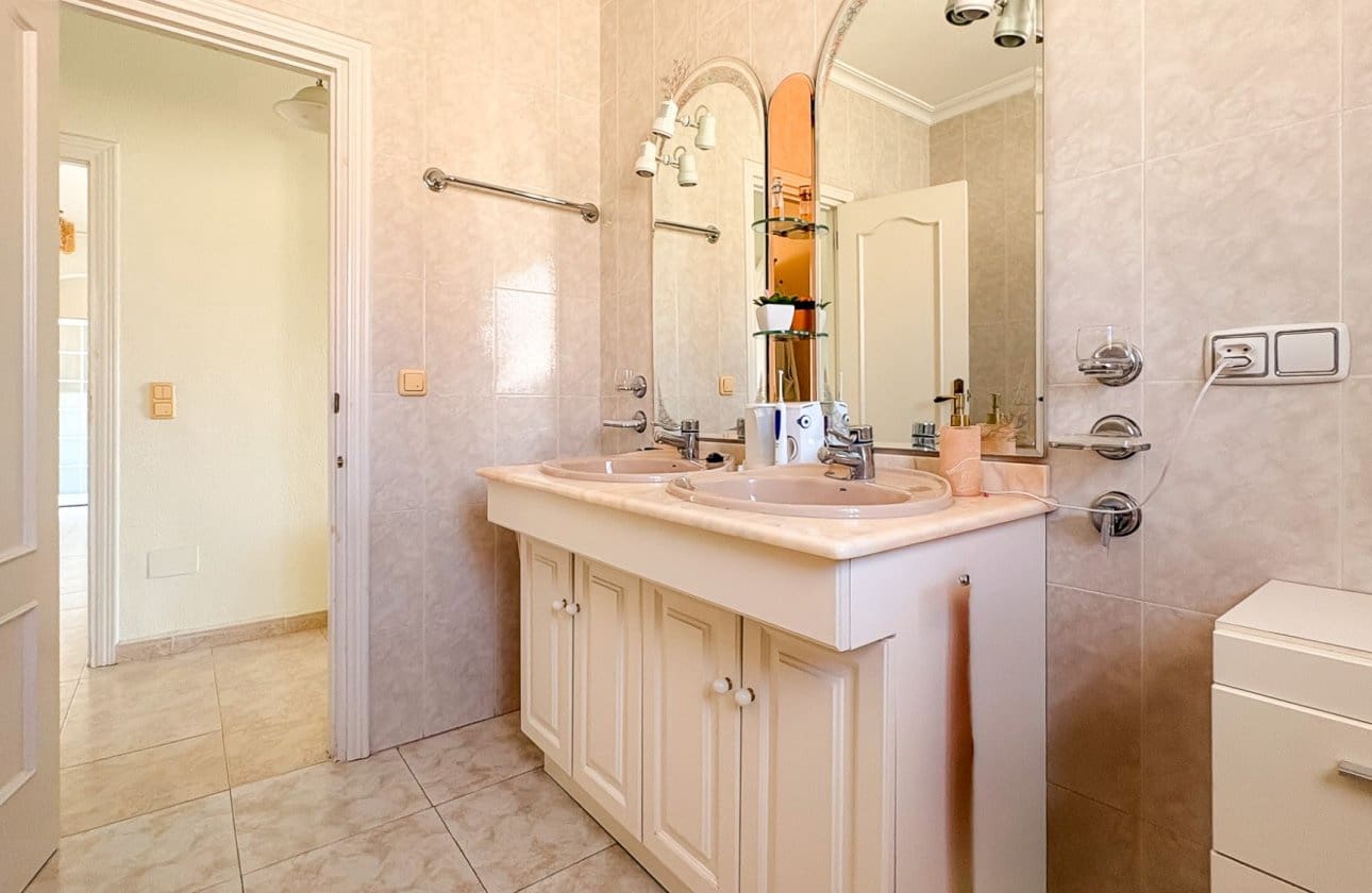 4 bedroom Villa for sale in Ciudad Quesada with pool - € 695,000 (Ref: 10171095)