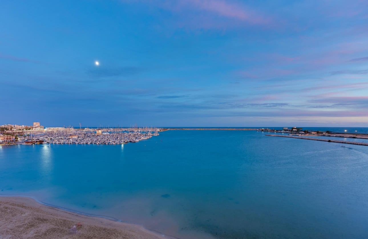 2 soveværelse Strandlejlighed til salg i Torrevieja med swimmingpool - € 550.000 (Ref: 10177500)