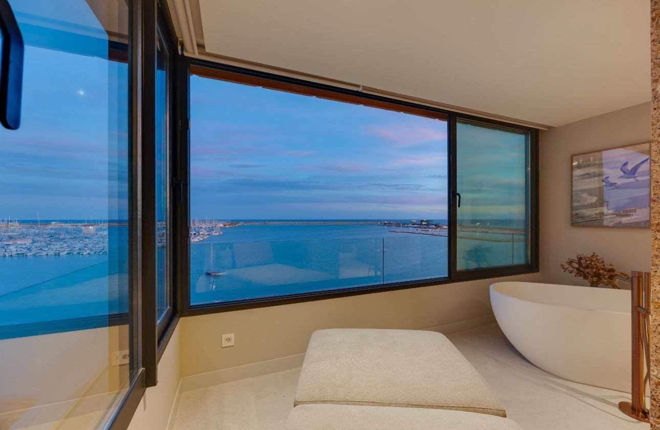 2 soveværelse Strandlejlighed til salg i Torrevieja med swimmingpool - € 550.000 (Ref: 10177500)