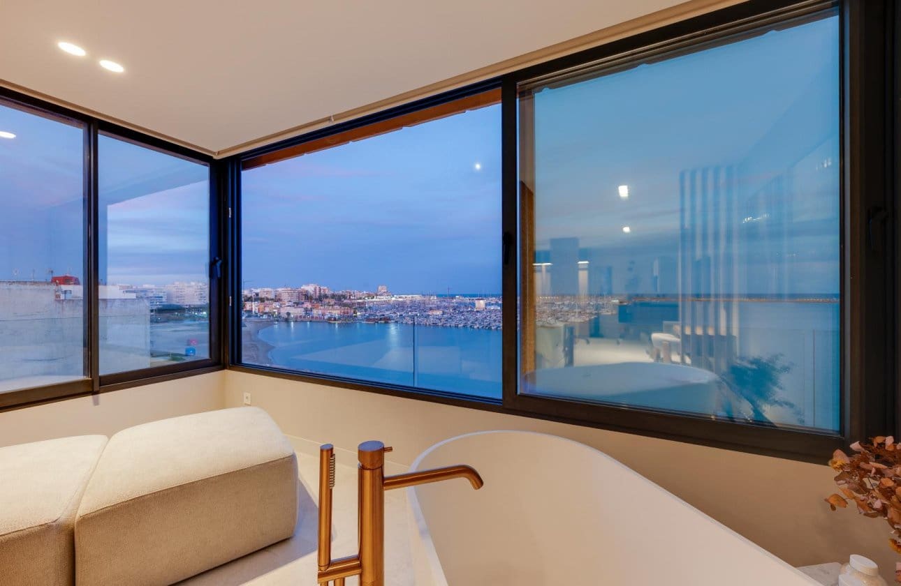 2 soveværelse Strandlejlighed til salg i Torrevieja med swimmingpool - € 550.000 (Ref: 10177500)
