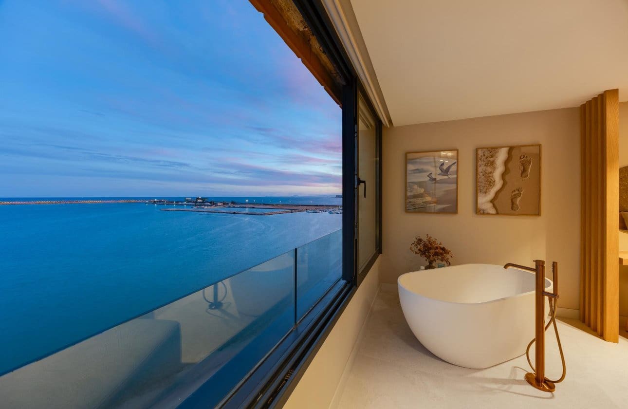 2 soveværelse Strandlejlighed til salg i Torrevieja med swimmingpool - € 550.000 (Ref: 10177500)