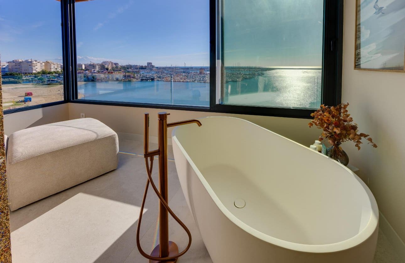 2 soveværelse Strandlejlighed til salg i Torrevieja med swimmingpool - € 550.000 (Ref: 10177500)