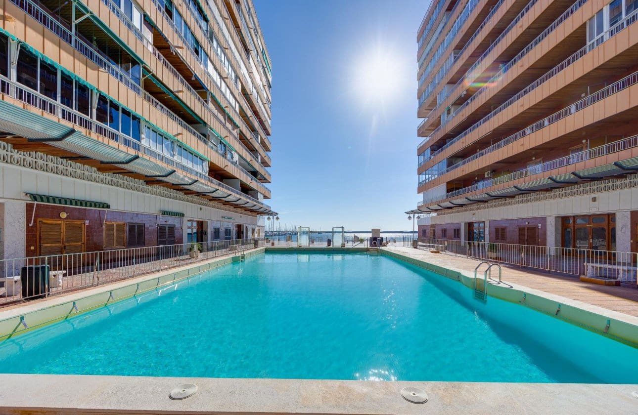 2 soveværelse Strandlejlighed til salg i Torrevieja med swimmingpool - € 550.000 (Ref: 10177500)