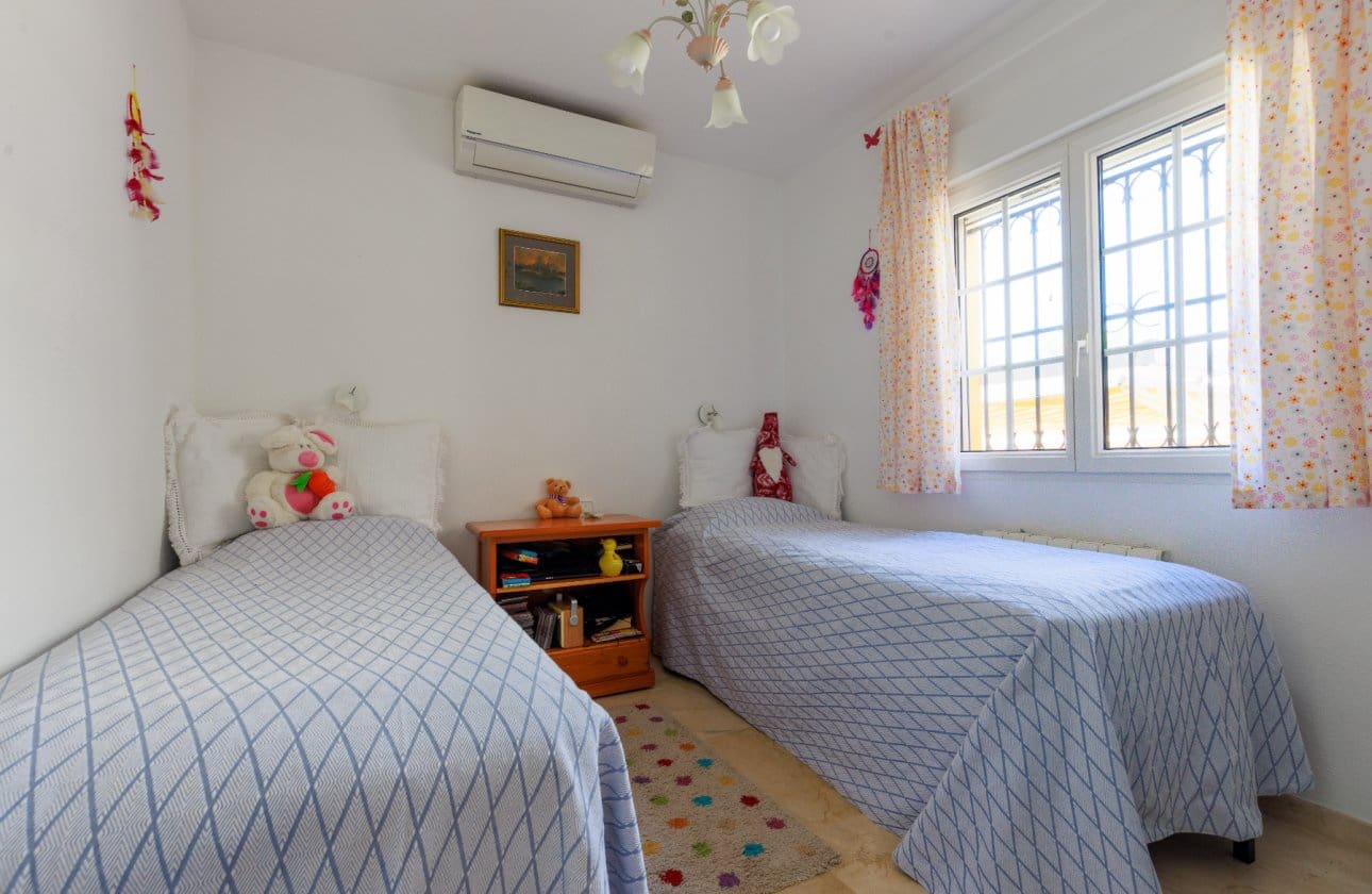 3 soveværelse Villa til salg i Orihuela Costa med swimmingpool garage - € 374.900 (Ref: 10187503)
