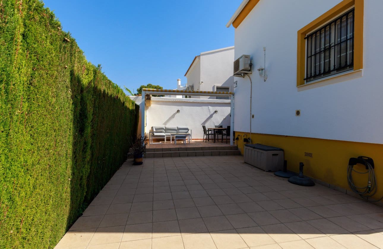 3 soveværelse Villa til salg i Orihuela Costa med swimmingpool garage - € 374.900 (Ref: 10187503)