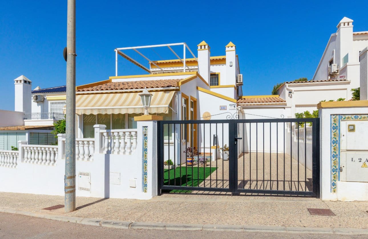 3 soveværelse Villa til salg i Orihuela Costa med swimmingpool garage - € 374.900 (Ref: 10187503)