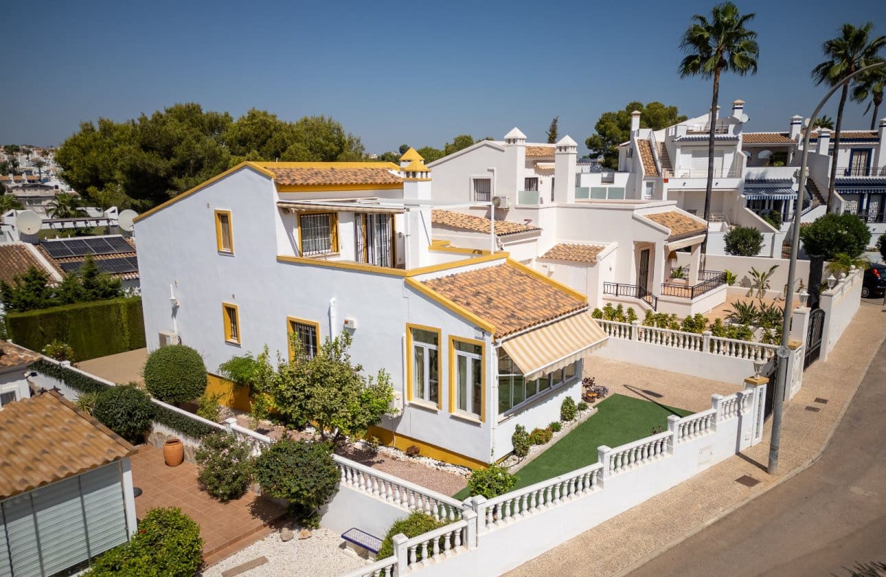 3 soveværelse Villa til salg i Orihuela Costa med swimmingpool garage - € 374.900 (Ref: 10187503)