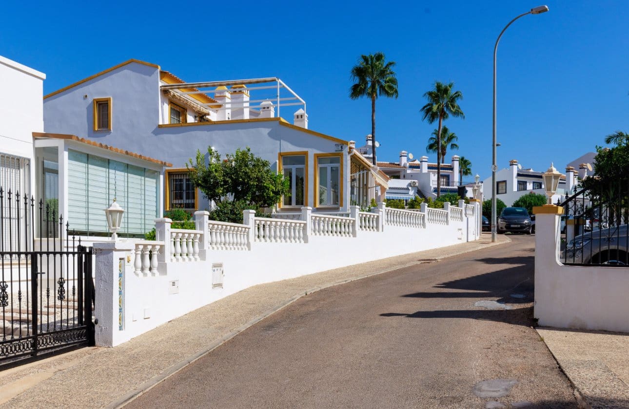 3 soveværelse Villa til salg i Orihuela Costa med swimmingpool garage - € 374.900 (Ref: 10187503)