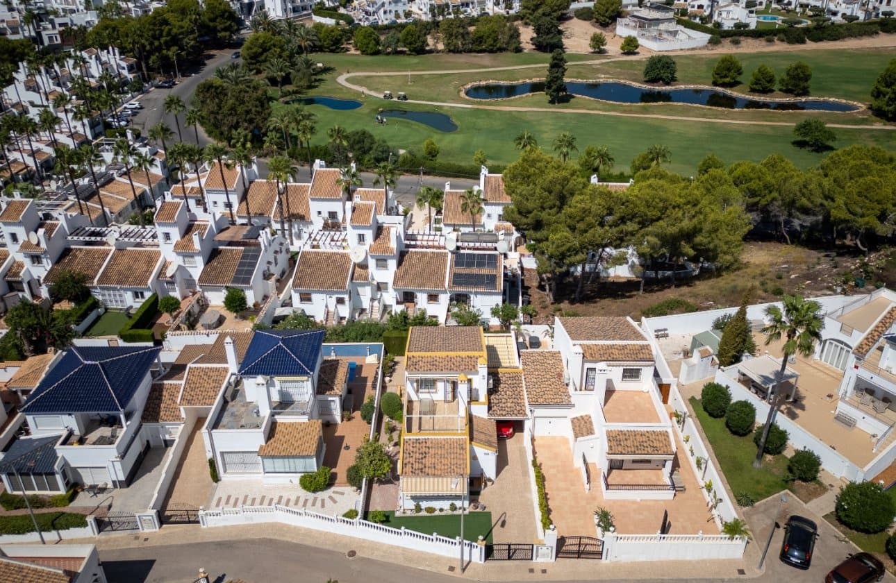 3 soveværelse Villa til salg i Orihuela Costa med swimmingpool garage - € 374.900 (Ref: 10187503)